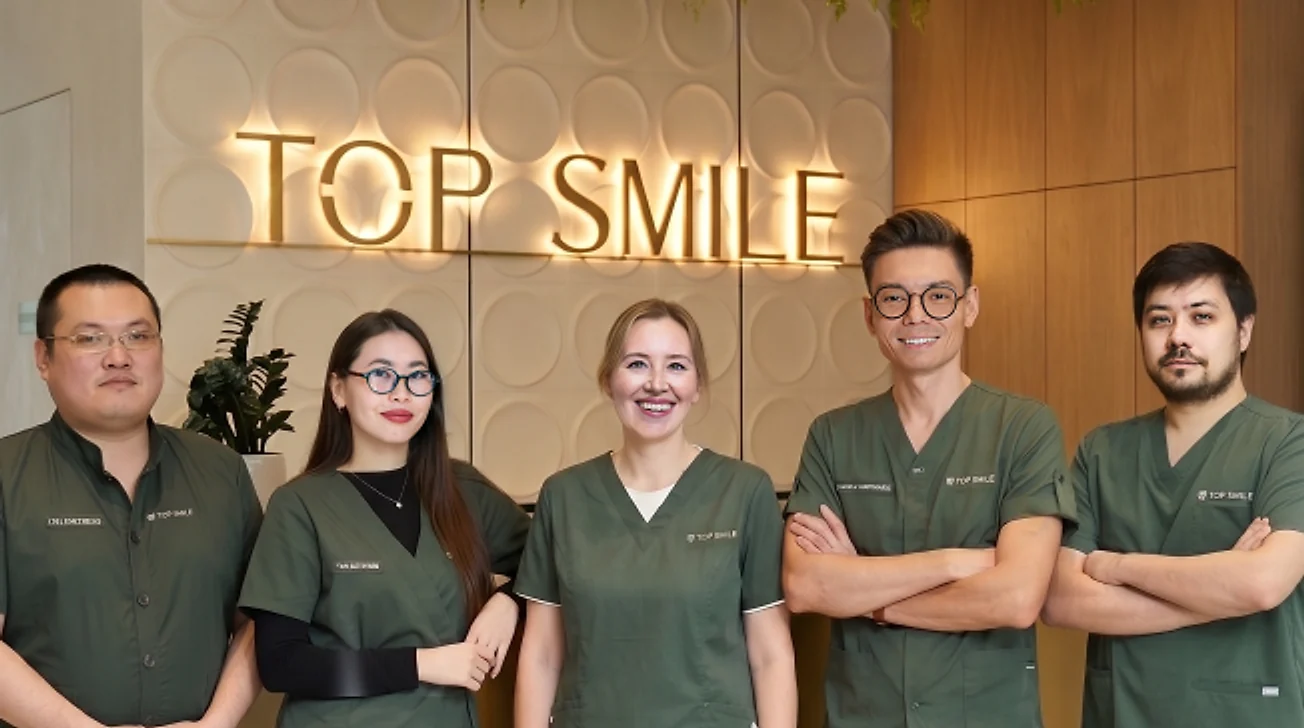 Врачи клиники Top Smile у подсвеченной вывески